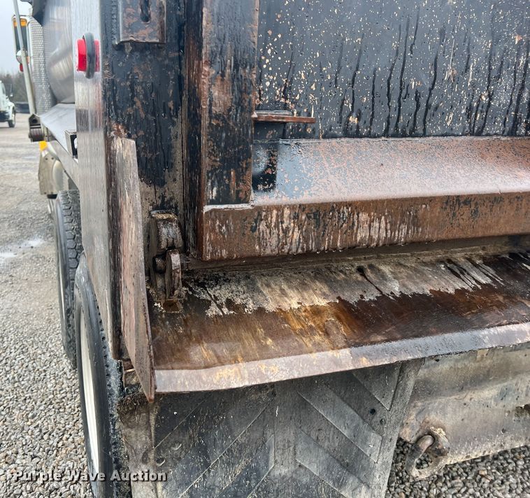 image for item ID9460 2007 Peterbilt 379  dump truck