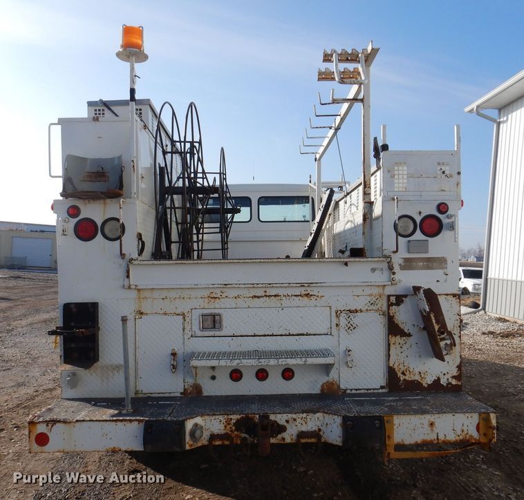 image for item IO9404 2001 Freightliner FL70  utility / service truck