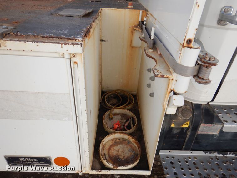 image for item IO9404 2001 Freightliner FL70  utility / service truck