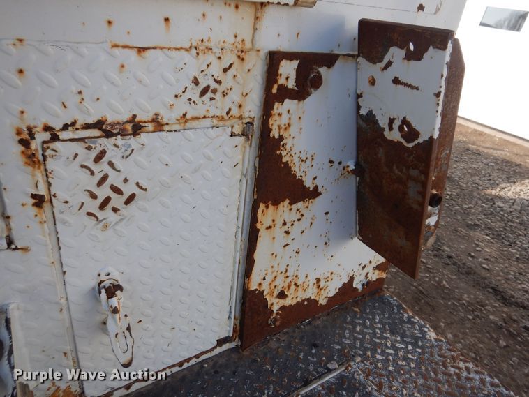 image for item IO9404 2001 Freightliner FL70  utility / service truck