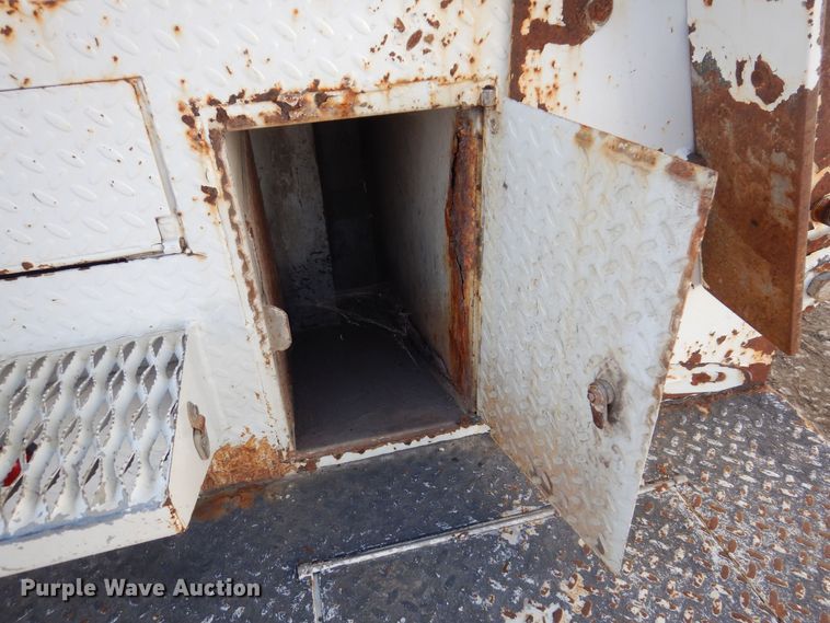 image for item IO9404 2001 Freightliner FL70  utility / service truck