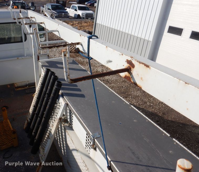 image for item IO9404 2001 Freightliner FL70  utility / service truck