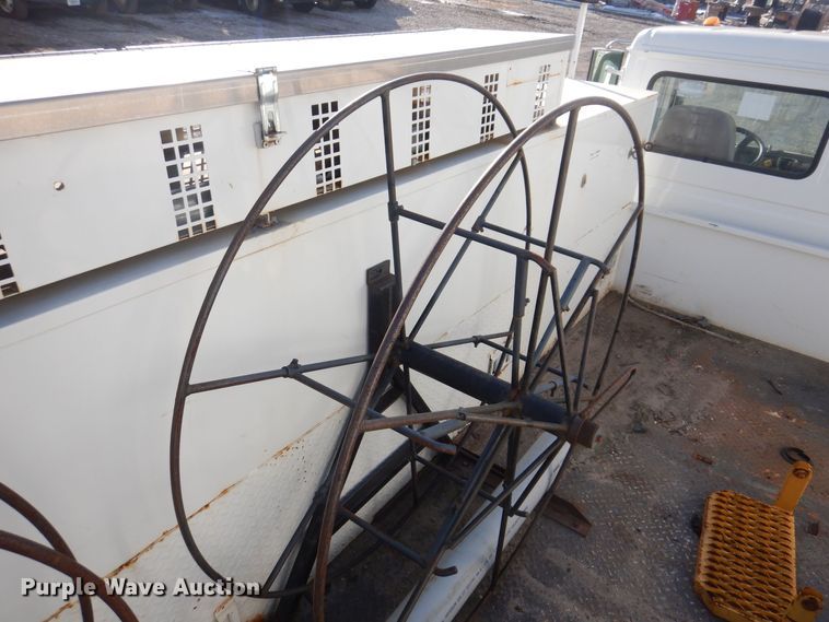 image for item IO9404 2001 Freightliner FL70  utility / service truck