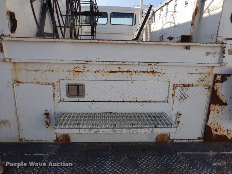 image for item IO9404 2001 Freightliner FL70  utility / service truck