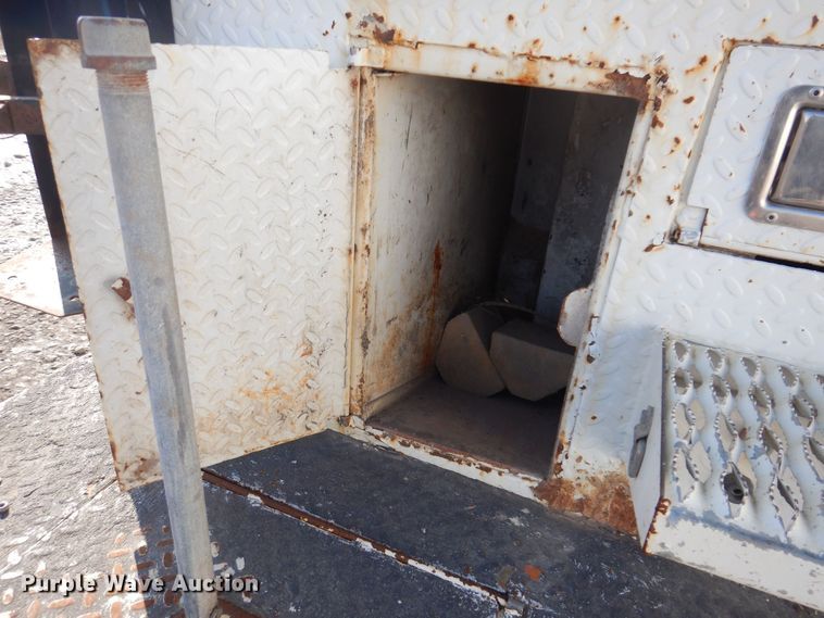 image for item IO9404 2001 Freightliner FL70  utility / service truck