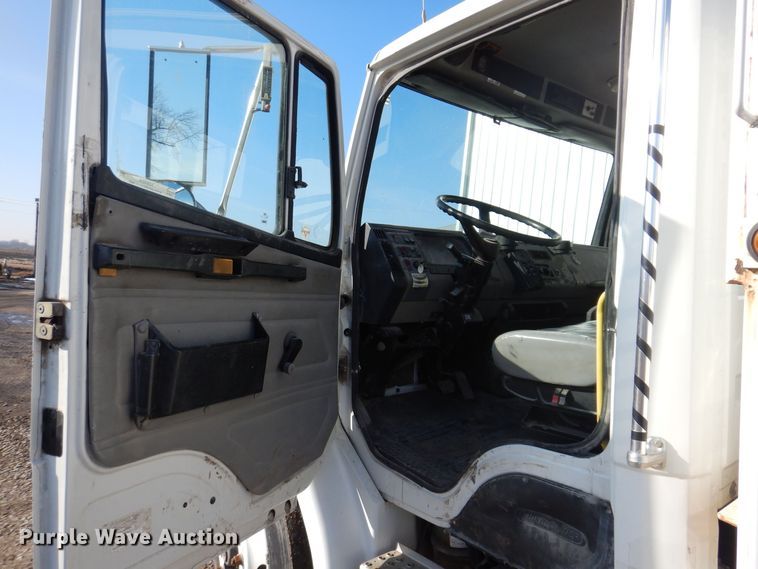 image for item IO9404 2001 Freightliner FL70  utility / service truck