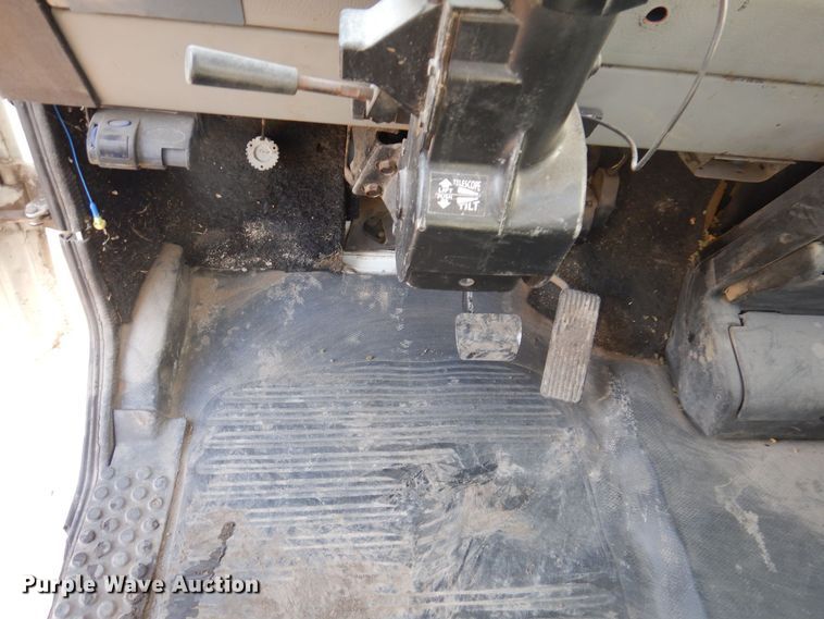 image for item IO9404 2001 Freightliner FL70  utility / service truck