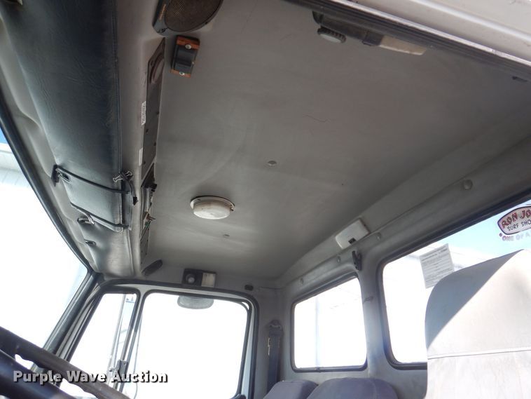 image for item IO9404 2001 Freightliner FL70  utility / service truck