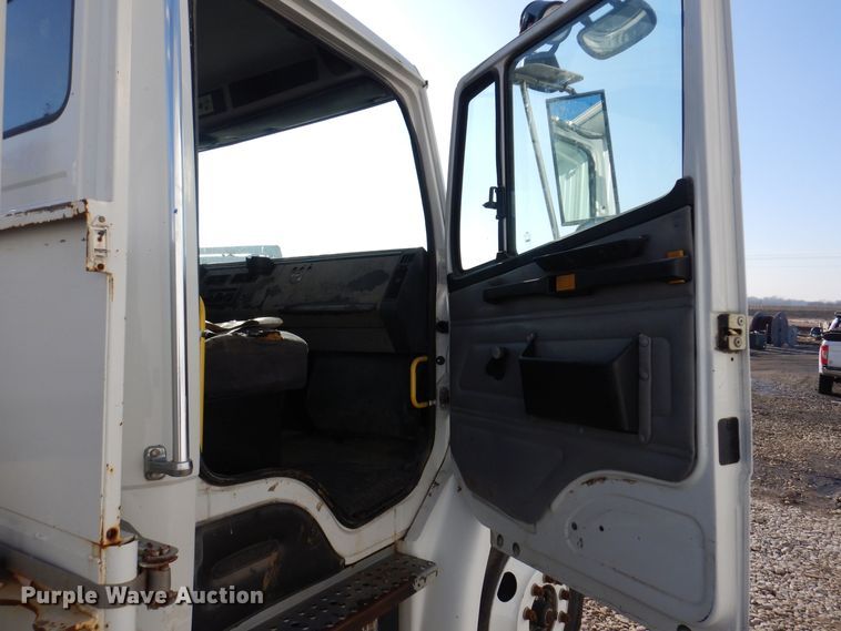 image for item IO9404 2001 Freightliner FL70  utility / service truck