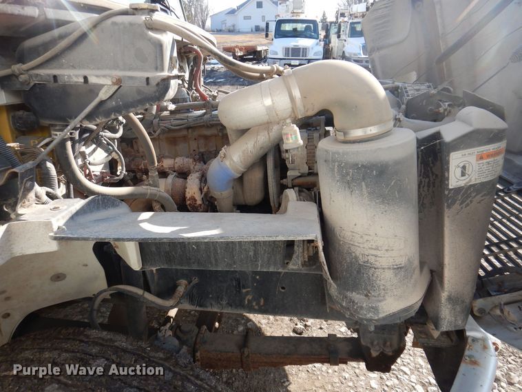 image for item IO9404 2001 Freightliner FL70  utility / service truck