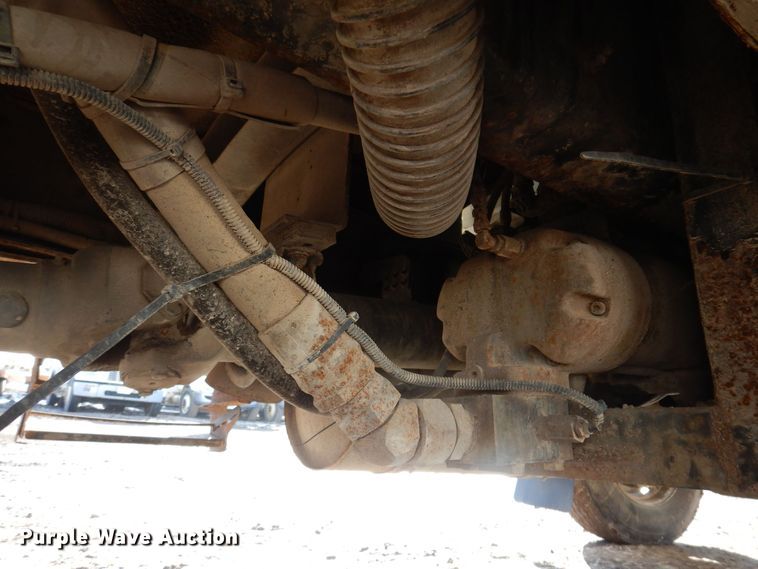 image for item IO9404 2001 Freightliner FL70  utility / service truck