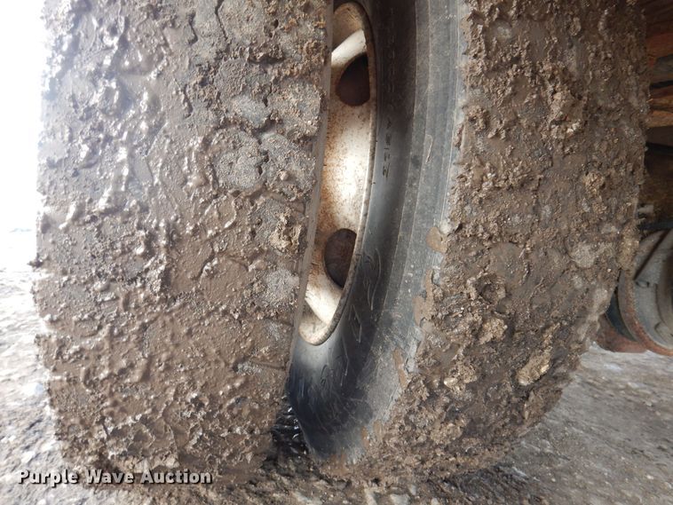 image for item IO9404 2001 Freightliner FL70  utility / service truck