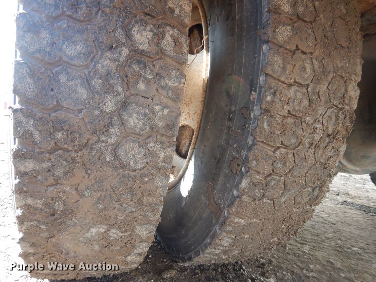 image for item IO9404 2001 Freightliner FL70  utility / service truck