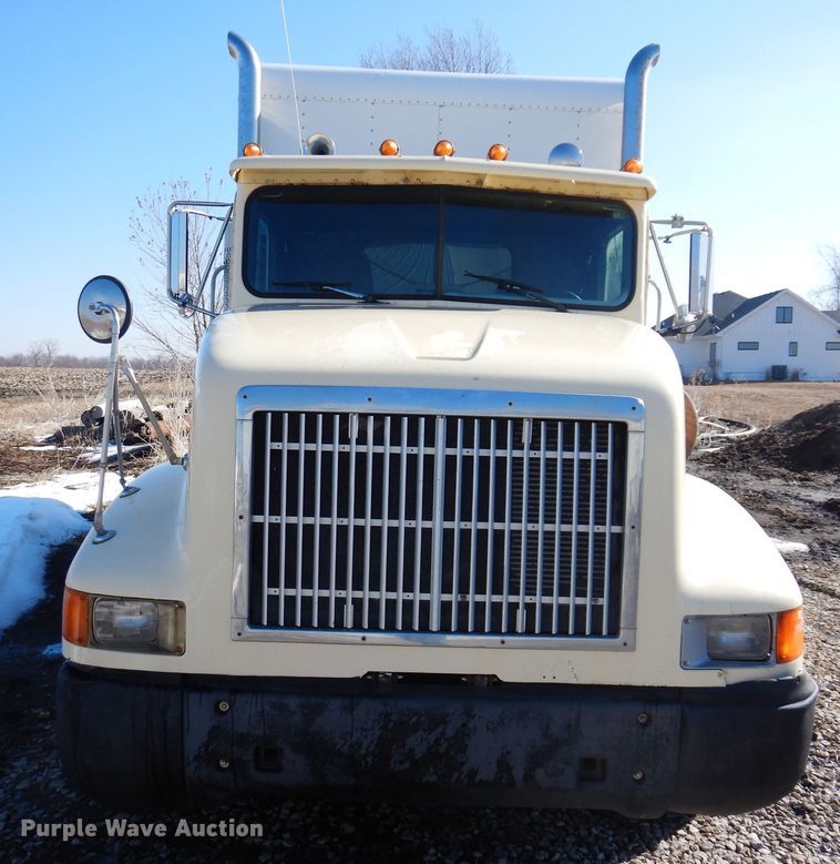 image for item IO9407 1994 International 9200  box truck