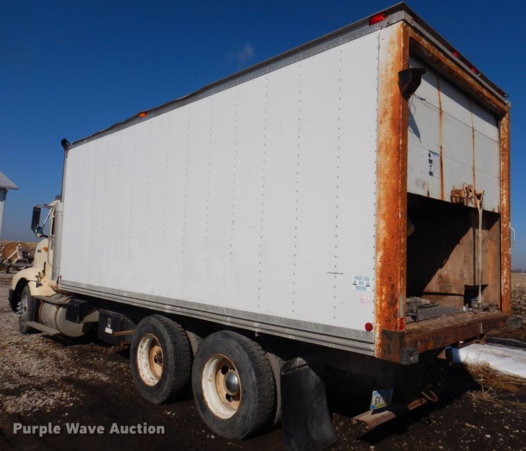 image for item IO9407 1994 International 9200  box truck