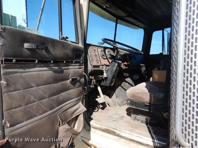 image for item IO9407 1994 International 9200  box truck