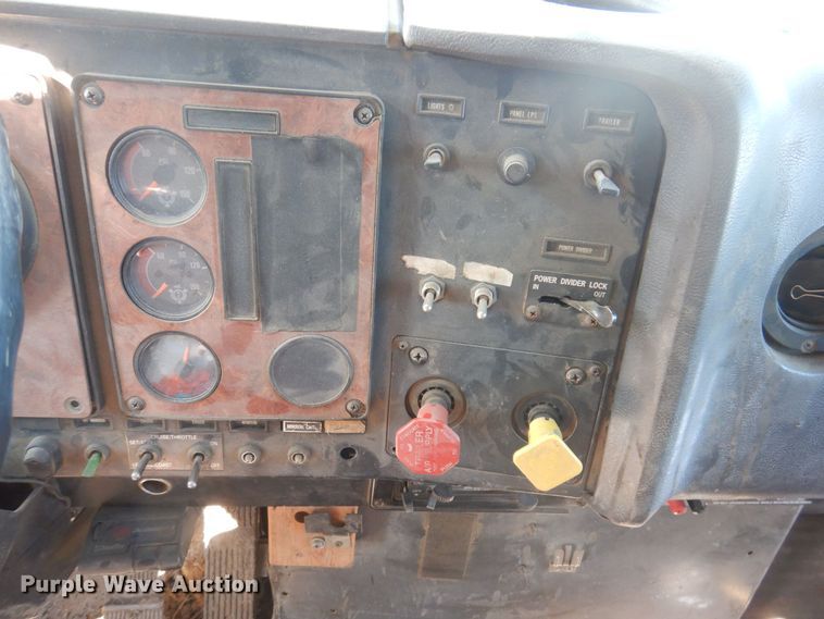 image for item IO9407 1994 International 9200  box truck