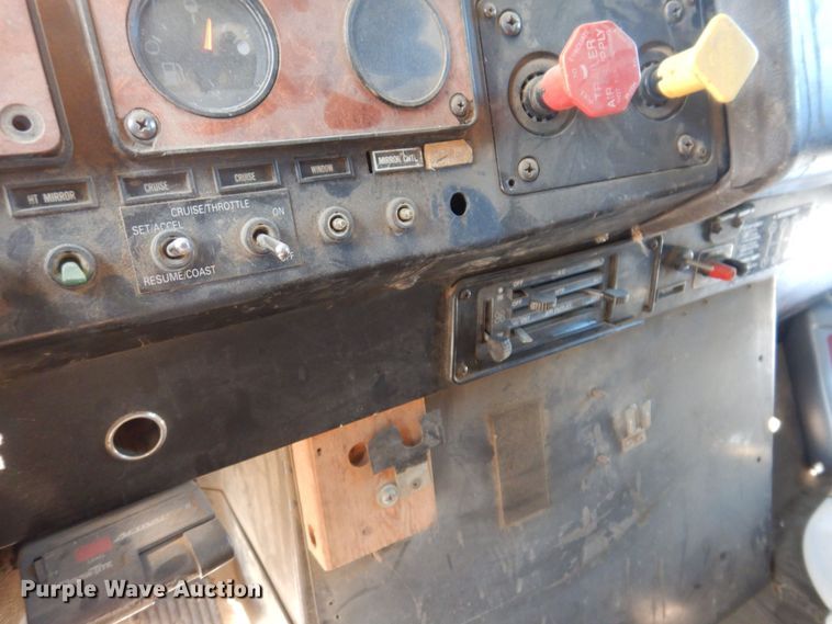 image for item IO9407 1994 International 9200  box truck