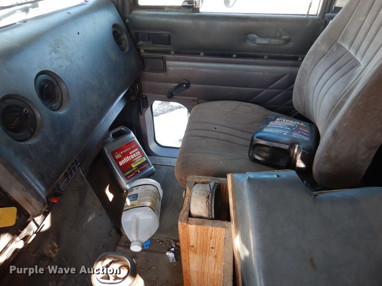 image for item IO9407 1994 International 9200  box truck