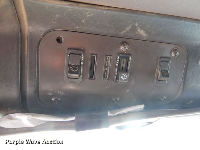 image for item IO9407 1994 International 9200  box truck