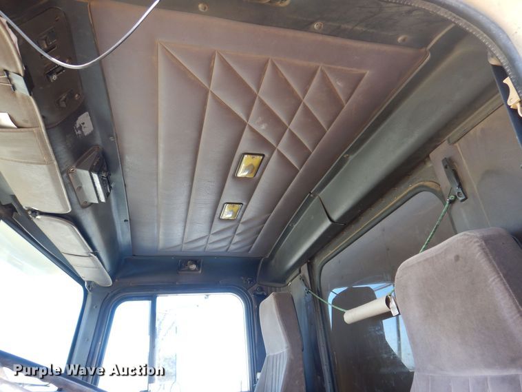 image for item IO9407 1994 International 9200  box truck