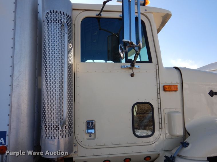 image for item IO9407 1994 International 9200  box truck