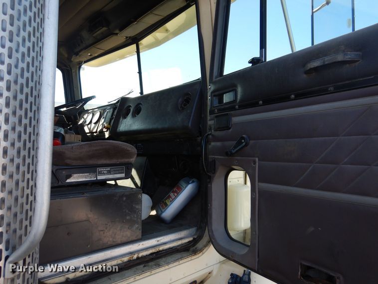 image for item IO9407 1994 International 9200  box truck