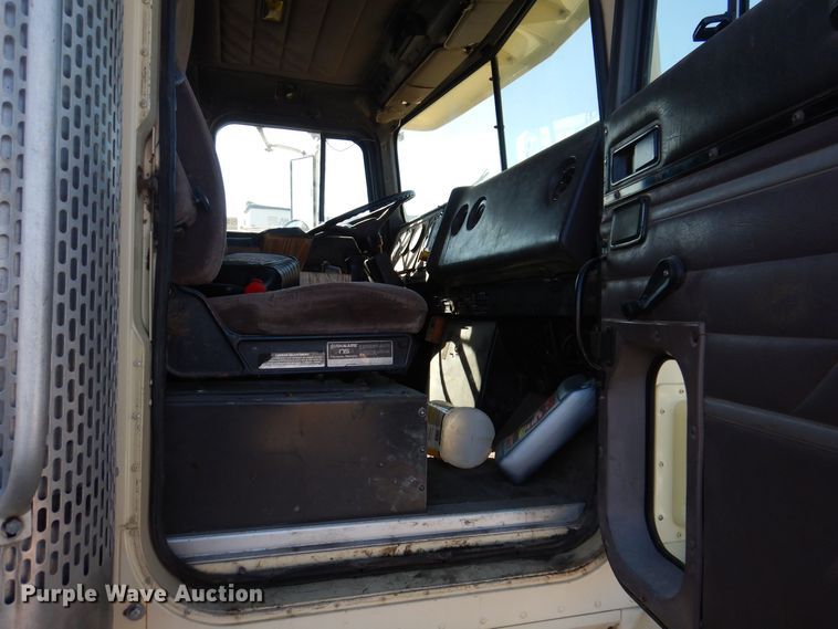 image for item IO9407 1994 International 9200  box truck