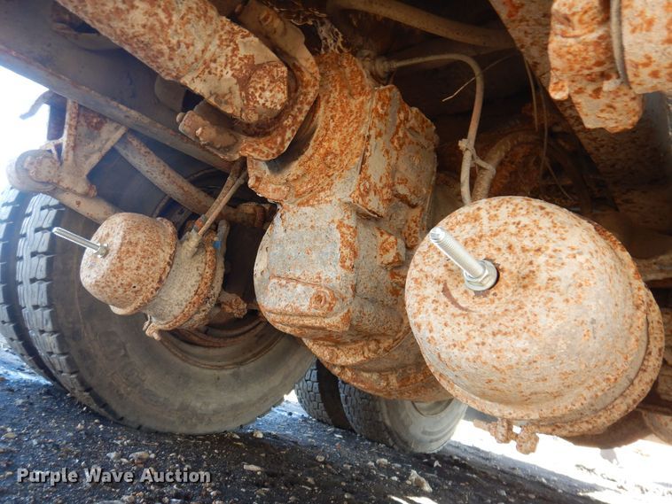 image for item IO9407 1994 International 9200  box truck