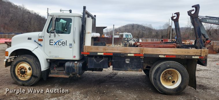 image for item JB9638 1999 International 4900  flatbed truck