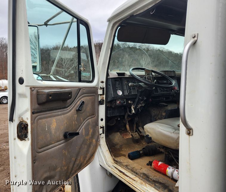 image for item JB9638 1999 International 4900  flatbed truck