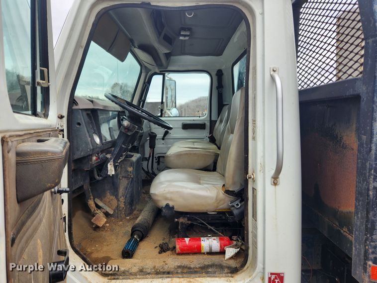 image for item JB9638 1999 International 4900  flatbed truck