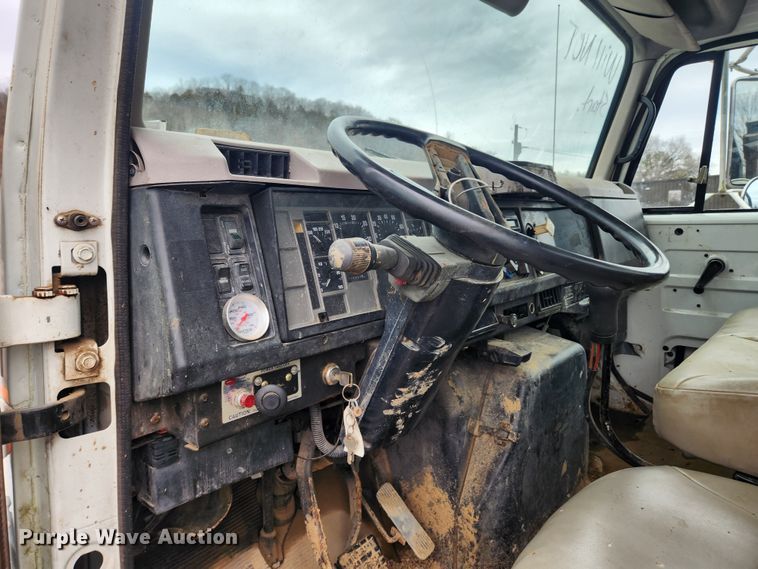 image for item JB9638 1999 International 4900  flatbed truck