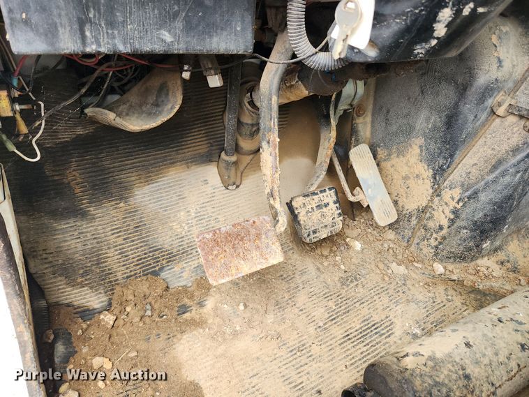 image for item JB9638 1999 International 4900  flatbed truck