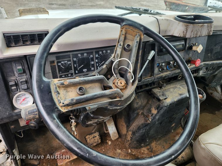 image for item JB9638 1999 International 4900  flatbed truck