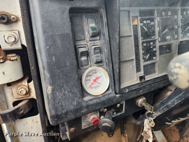 image for item JB9638 1999 International 4900  flatbed truck