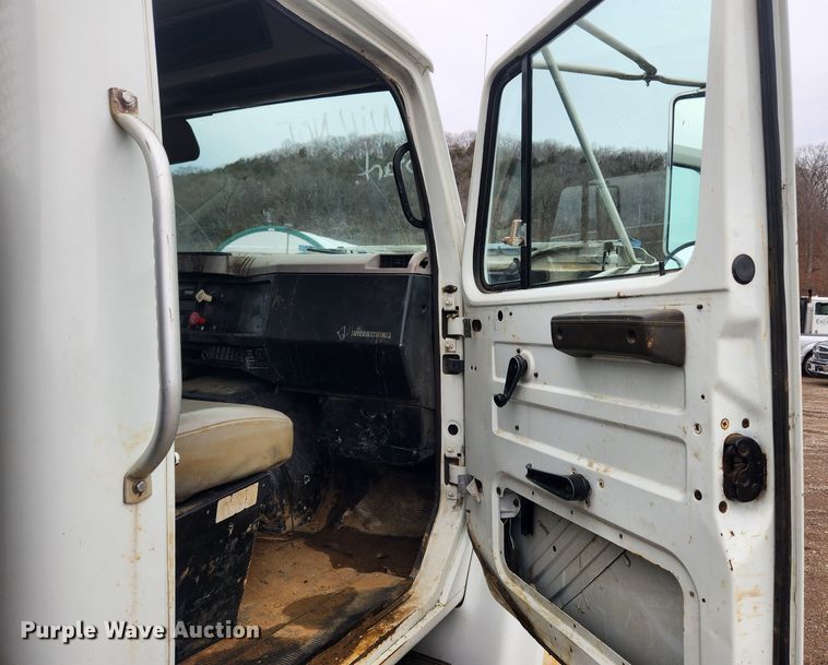 image for item JB9638 1999 International 4900  flatbed truck