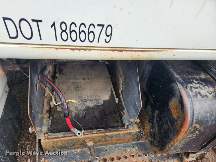 image for item JB9638 1999 International 4900  flatbed truck