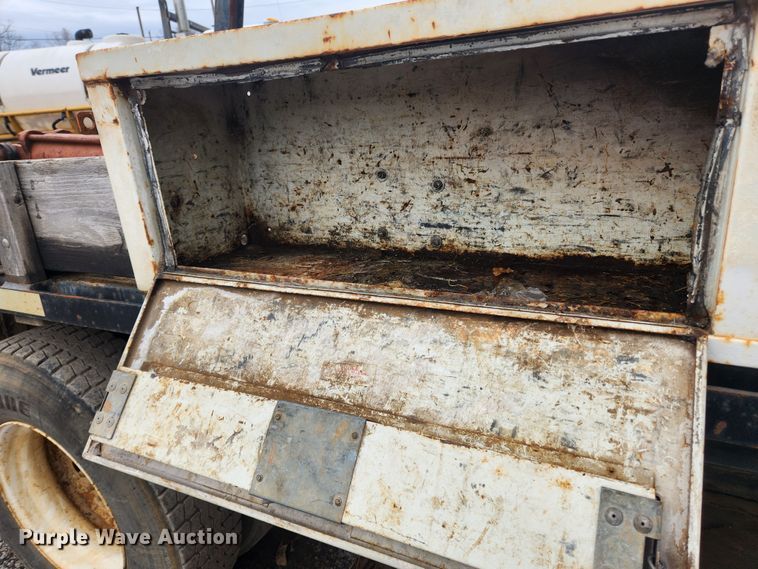 image for item JB9638 1999 International 4900  flatbed truck