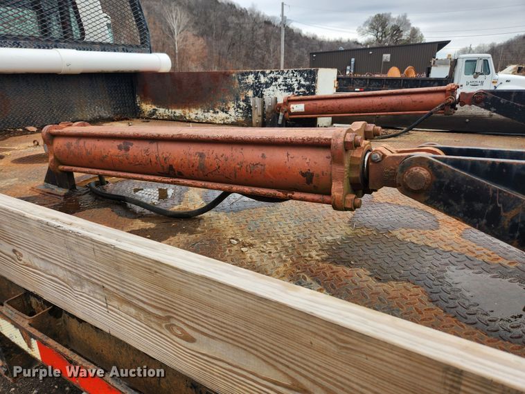 image for item JB9638 1999 International 4900  flatbed truck