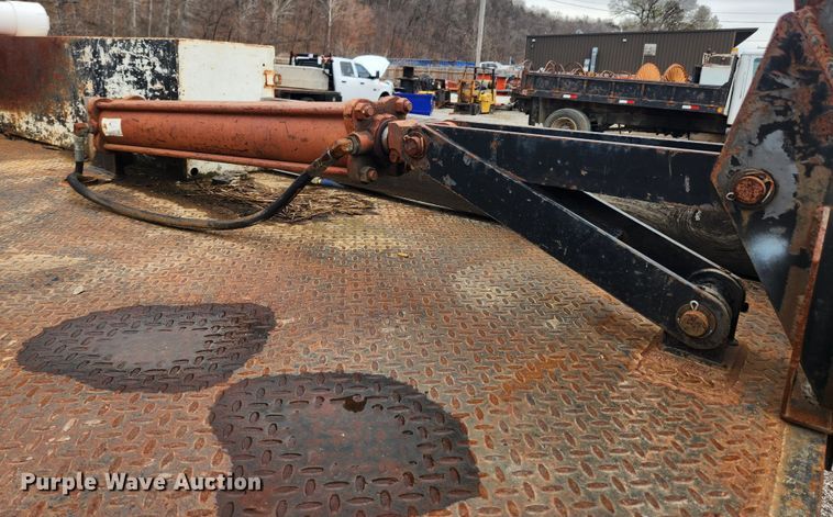 image for item JB9638 1999 International 4900  flatbed truck