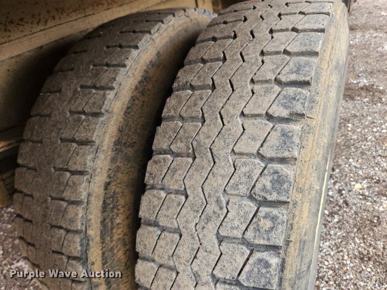 image for item JB9638 1999 International 4900  flatbed truck