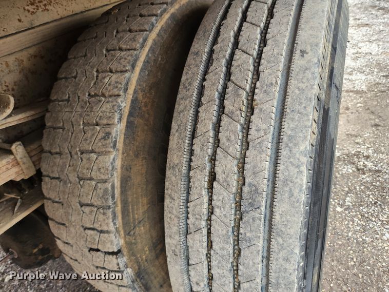 image for item JB9638 1999 International 4900  flatbed truck