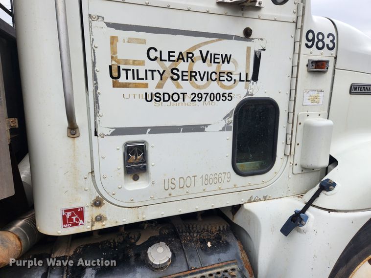 image for item JB9646 1998 International 9100  flatbed truck