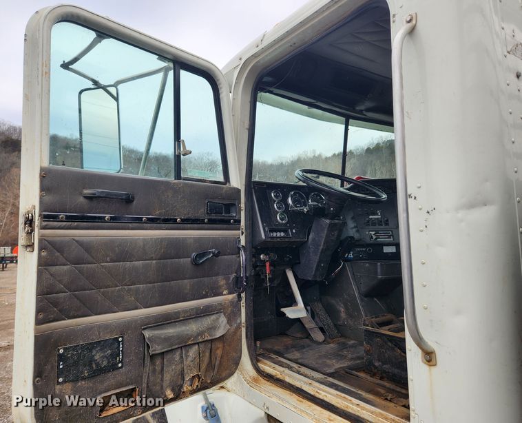 image for item JB9646 1998 International 9100  flatbed truck