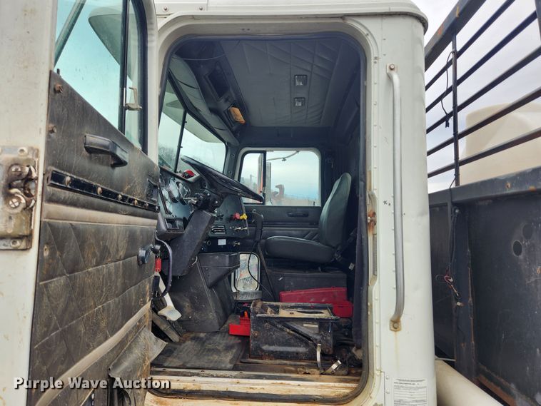 image for item JB9646 1998 International 9100  flatbed truck