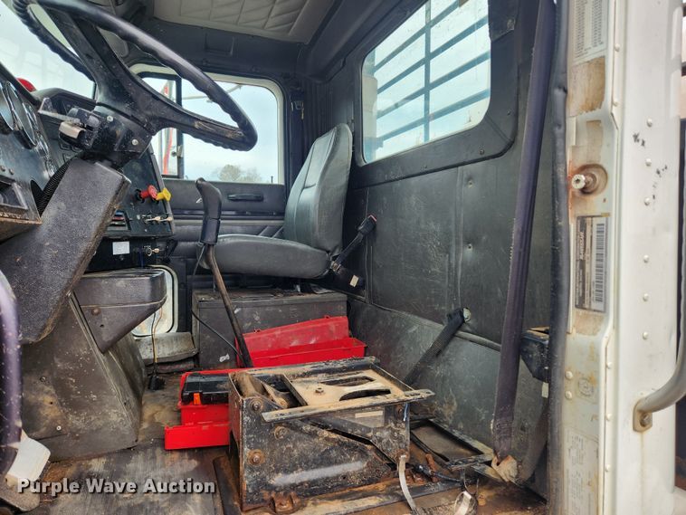 image for item JB9646 1998 International 9100  flatbed truck