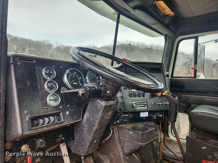 image for item JB9646 1998 International 9100  flatbed truck