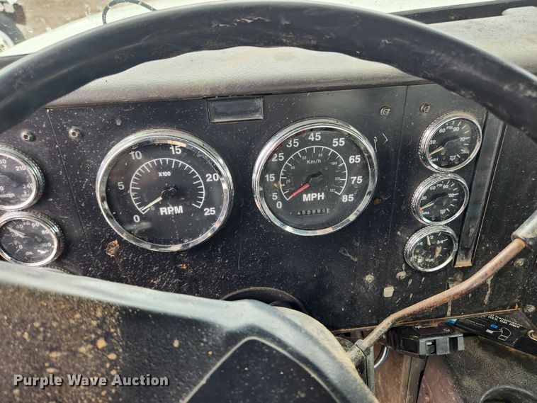 image for item JB9646 1998 International 9100  flatbed truck