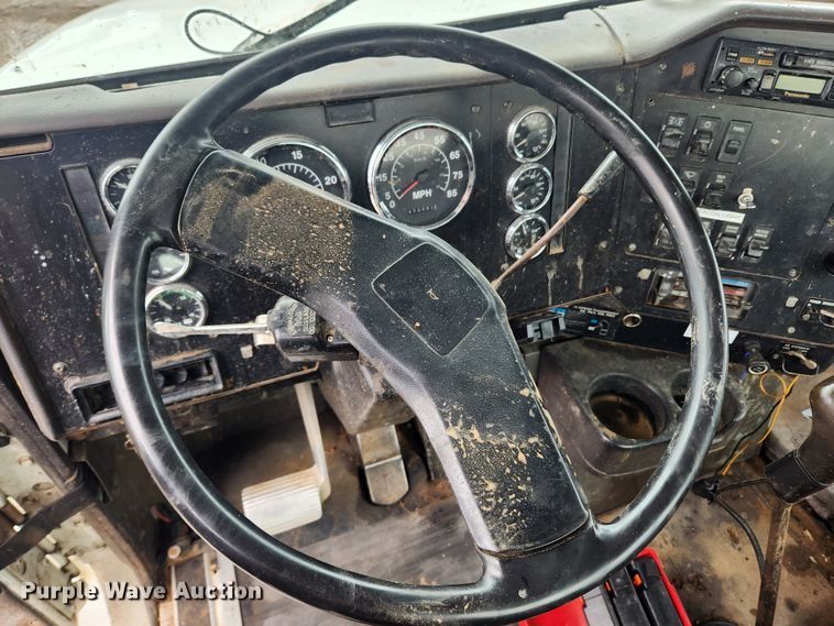 image for item JB9646 1998 International 9100  flatbed truck